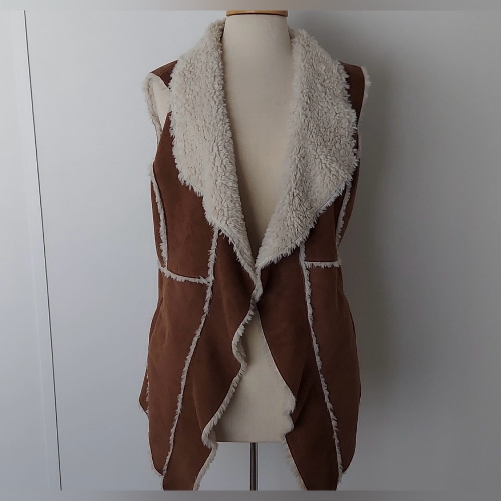 SLONL. NWOT Size M. Shawl collar, raw edge, detail faux fur vest.